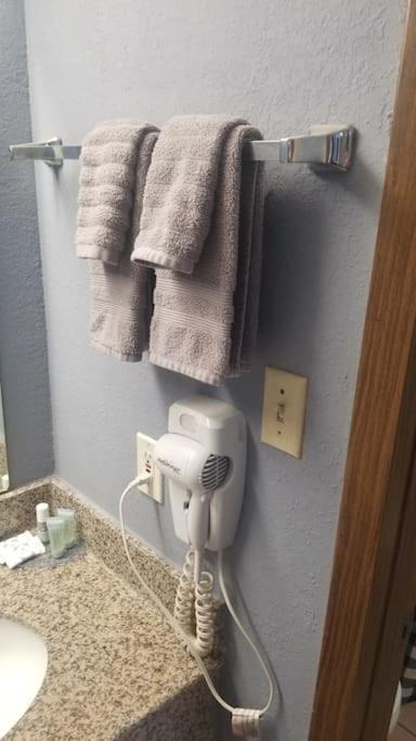 Hotel 2 Queens Hotel Room 130 Booking スティルウォーター エクステリア 写真