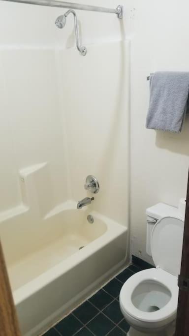 Hotel 2 Queens Hotel Room 130 Booking スティルウォーター エクステリア 写真